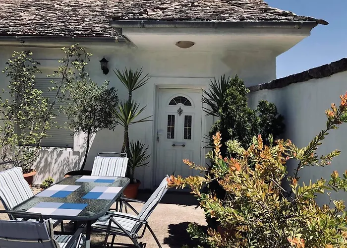 Stone House Obelisk 招待所 Gjirokastër